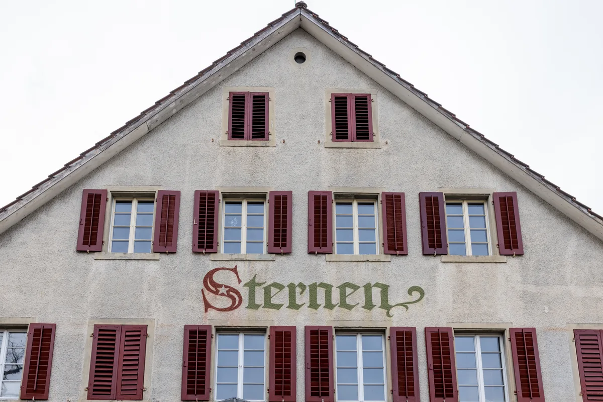 Die Fassade eines Gasthauses.
